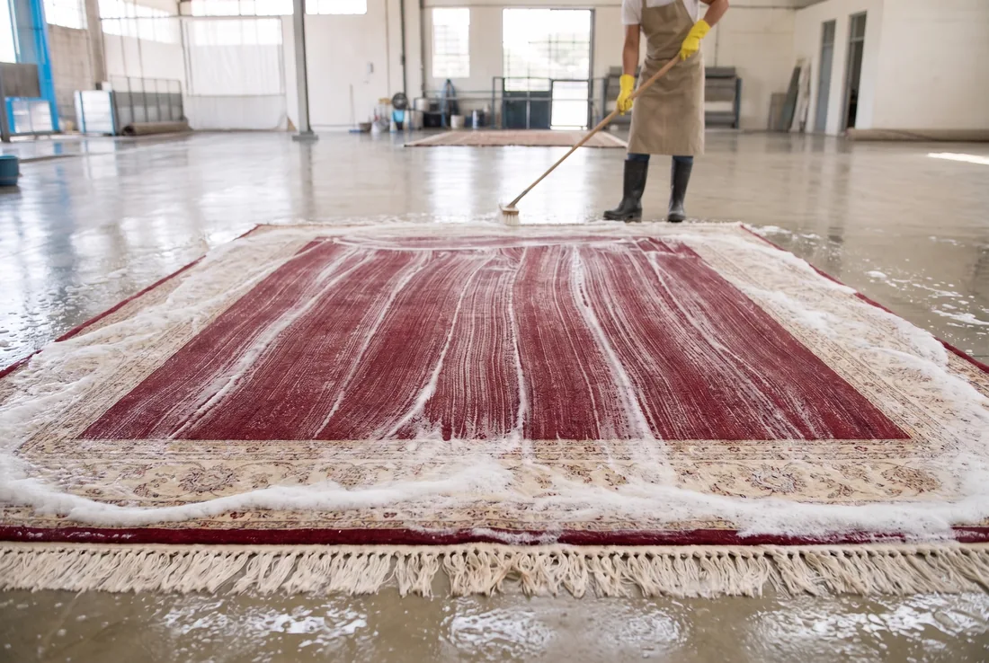 Teppichrettung in der Waschhalle: durchnässter Teppich wird gewaschen und fachgerecht getrocknet
