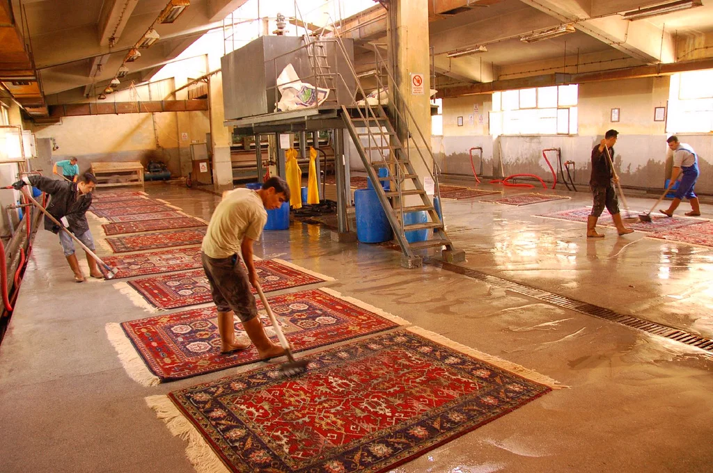 Schritt 3: Bio-Handwäsche in der Waschhalle, Teppiche werden von Hand gewaschen und abgespült